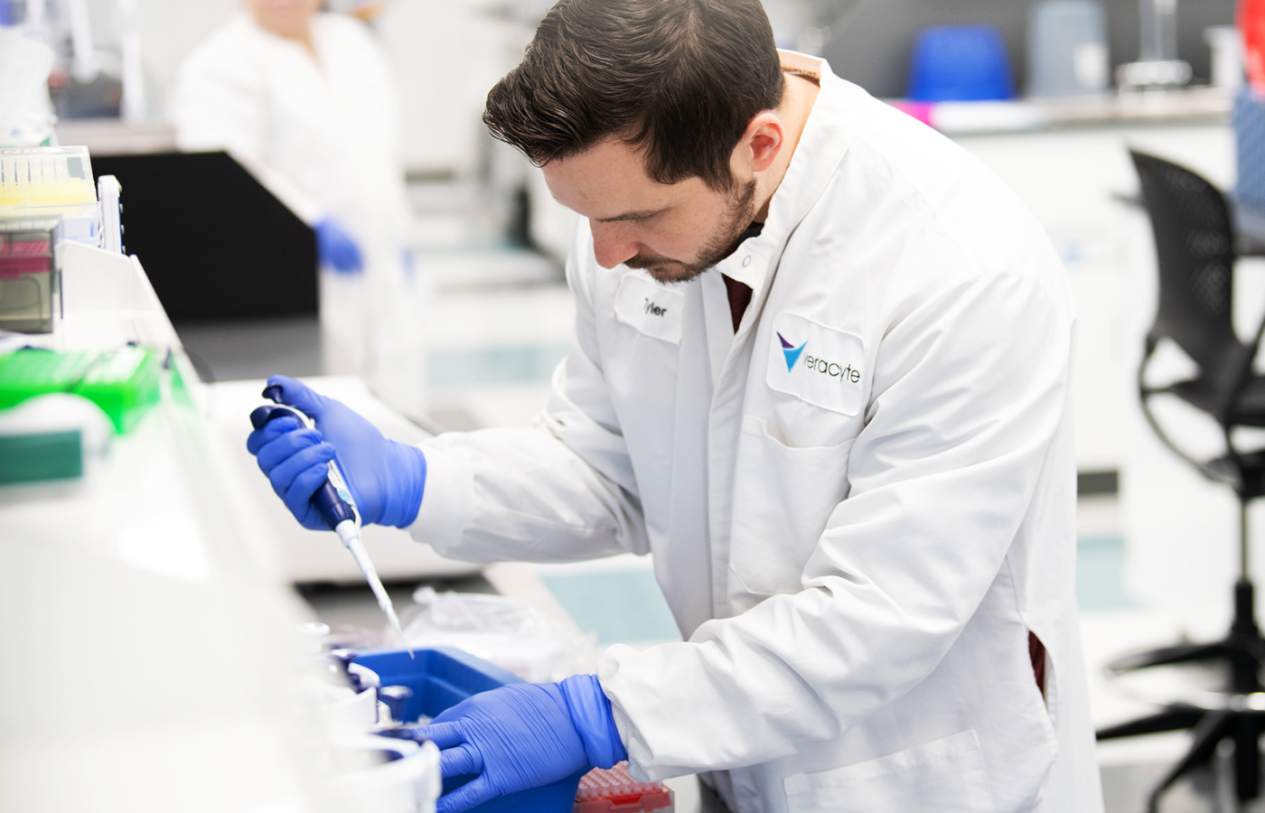 Veracyte employee working in the lab processing patient samples.