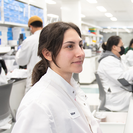 A Veracyte employee working in a lab.